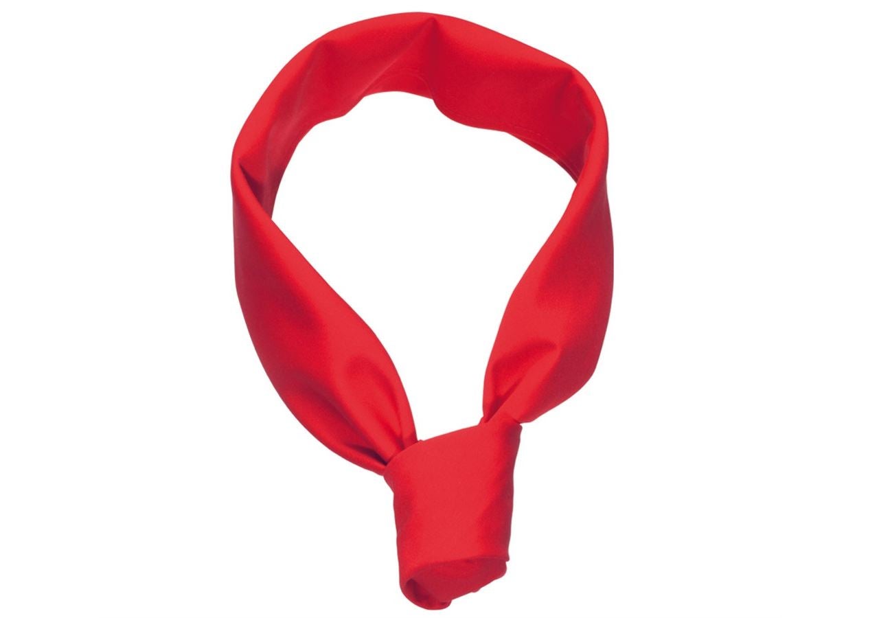 Accessories: Trekantet tørklæde + rød
