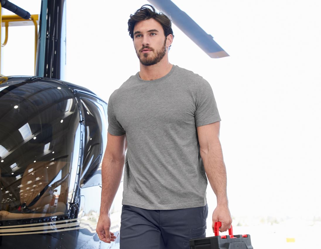 T-Shirts, Pullover & Skjorter: T-Shirt e.s.industry + grå meleret
