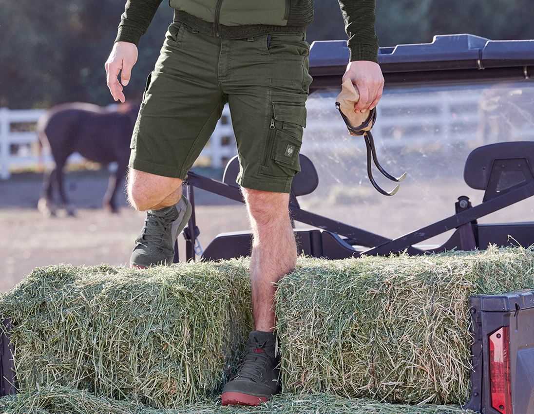 Beklædning: SÆT: Bukser e.s.motion ten +shorts + badehåndklæde + camouflagegrøn