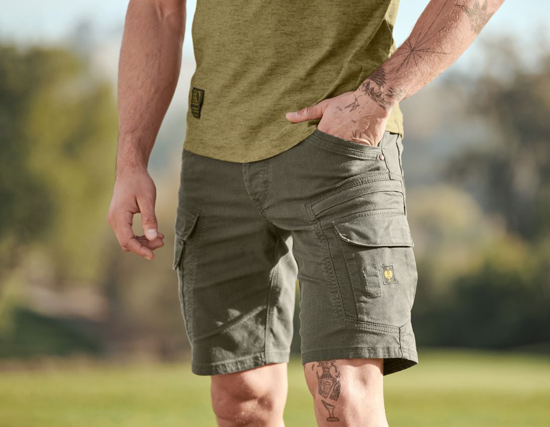 Collaborations: SET:Worker cargo trousers e.s.vintage+shorts+towel + disguisegreen