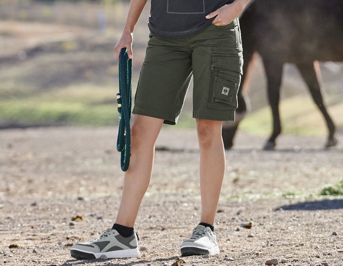 Beklædning: SÆT: Damebukser e.s.motion ten+shorts + håndklæde + camouflagegrøn
