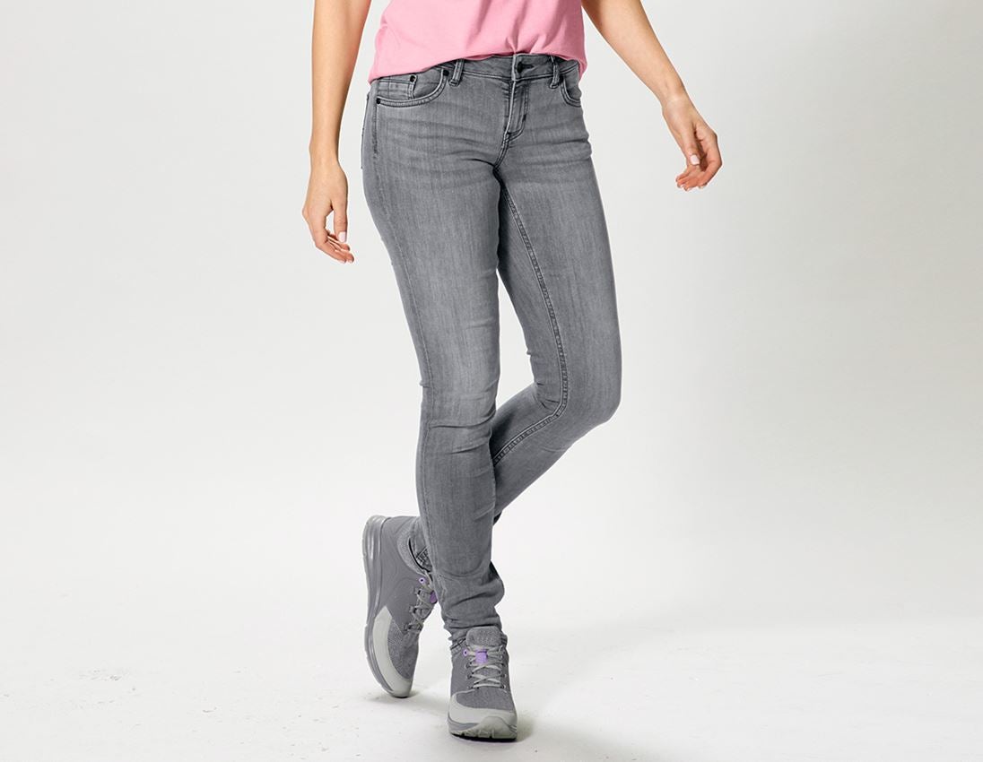 Beklædning: SÆT: 2x 5-pocket-stretch-jeans, damer + fodbold + graphitewashed