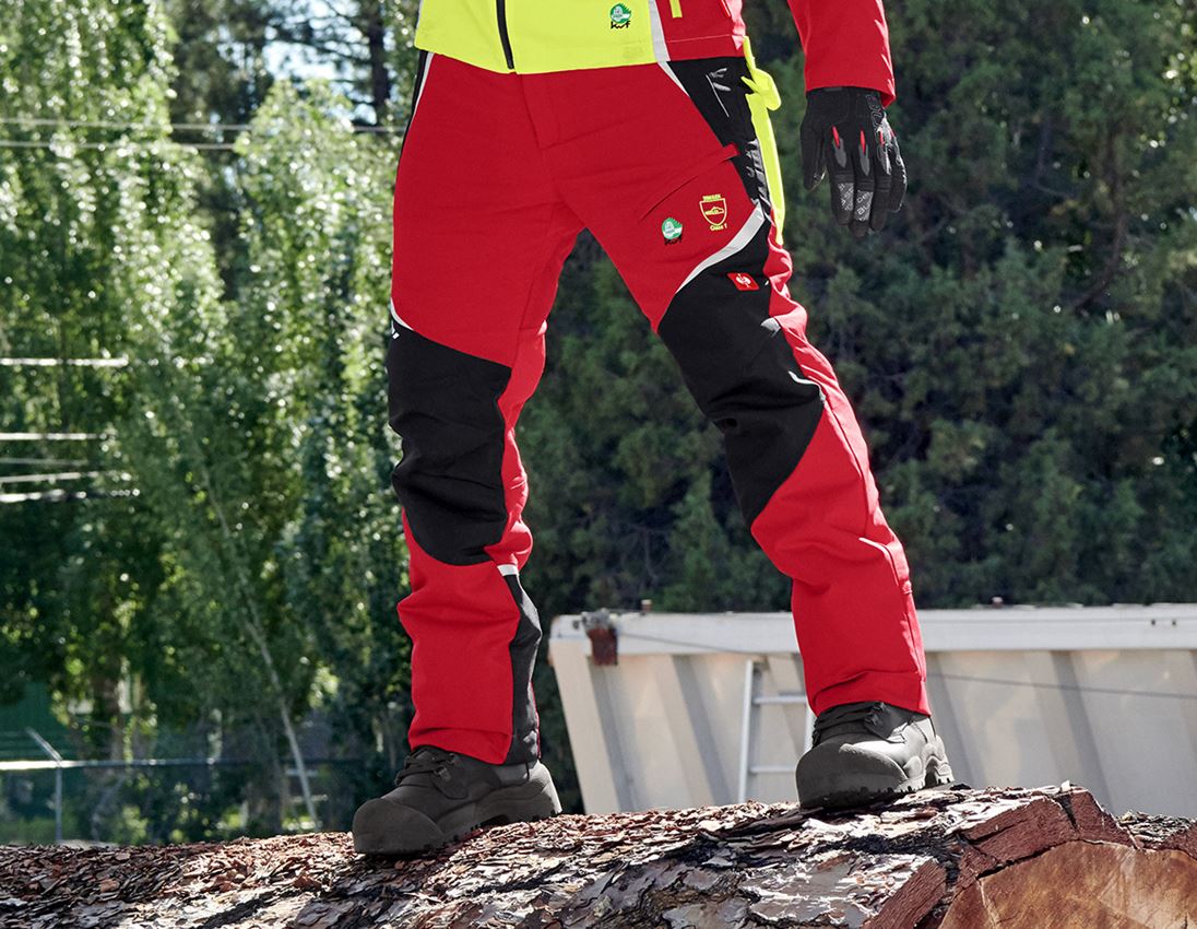 Beklædning: SÆT: e.s.skovbukser med skærebeskyttelse KWF+hjelm + rød/advarselsgul