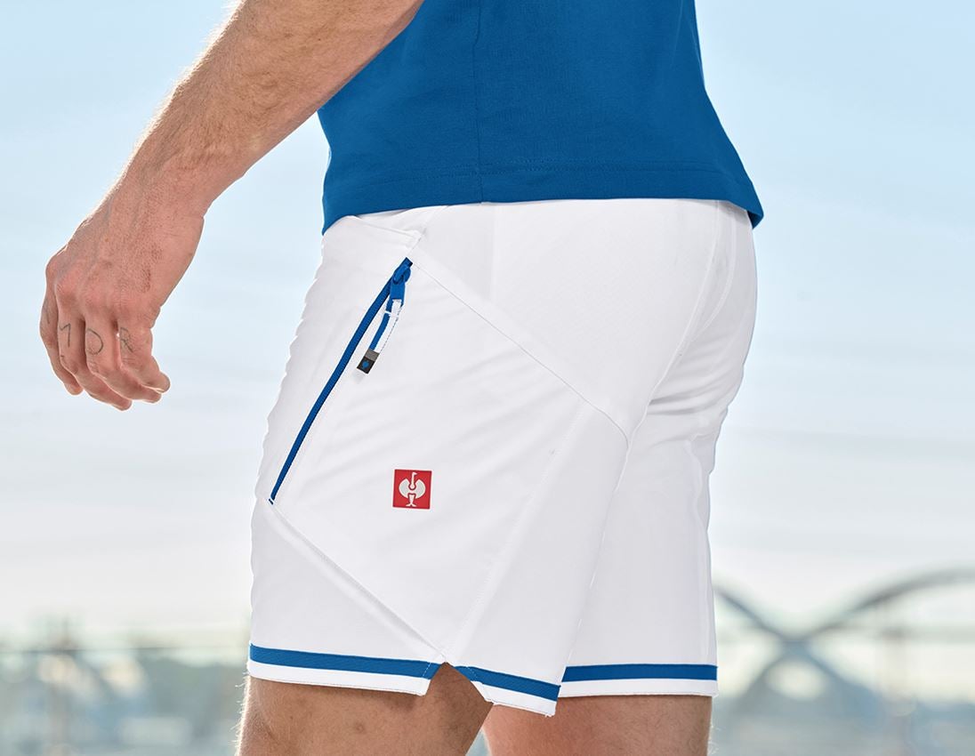 Beklædning: Shorts e.s.ambition + hvid/ensianblå 1