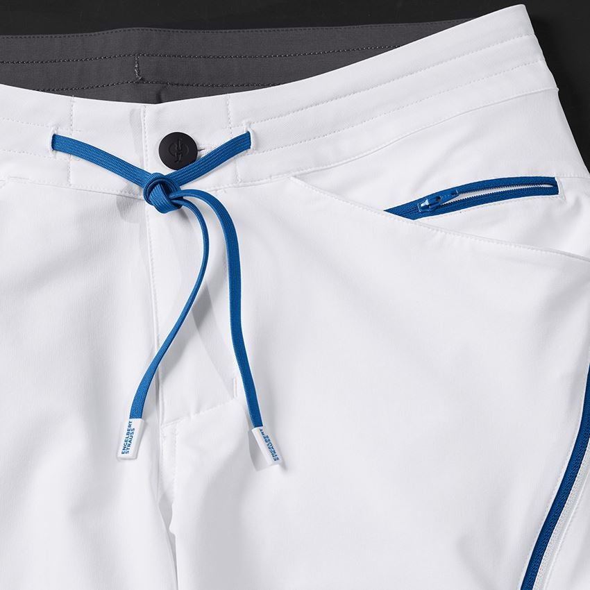 Beklædning: Shorts e.s.ambition + hvid/ensianblå 2