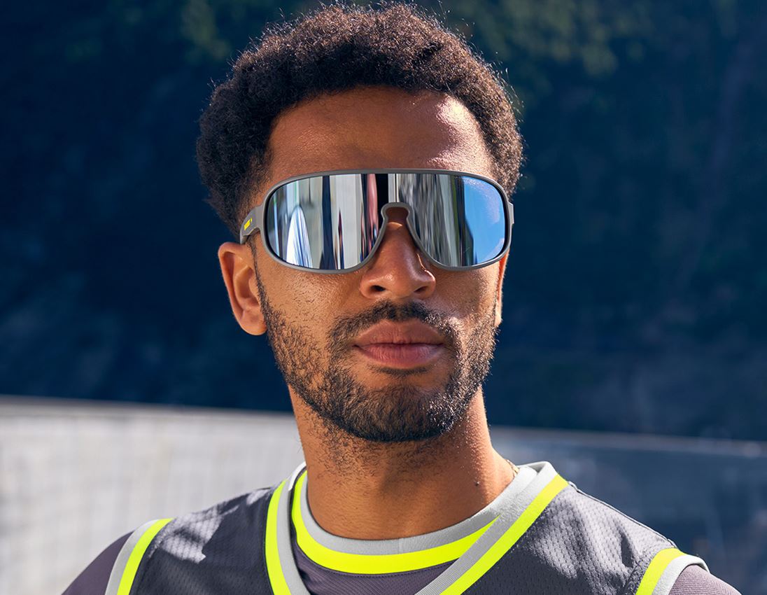 Beklædning: Race solbriller e.s.ambition + antracit
