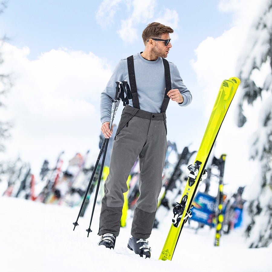 Herre bærer funktionsbukser e.s.trail snow i carbongrå/basaltgrå
